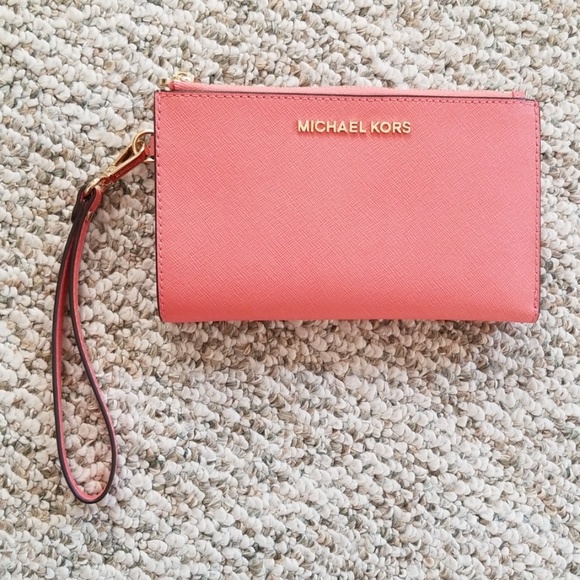 Michael Kors Handbags - 🌺Michael Kors jet set double wristlet🌺